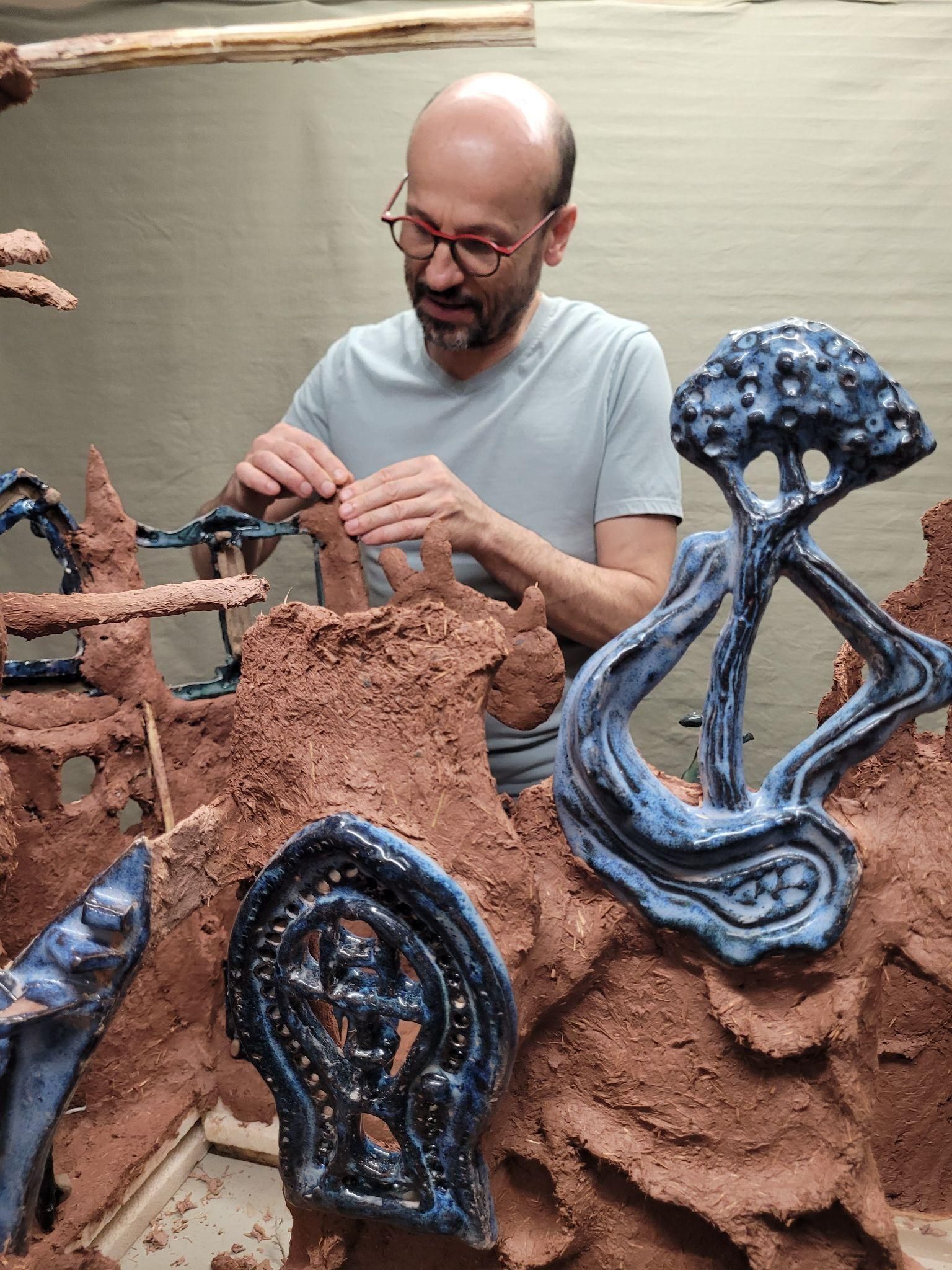 Laurent Levillain pratiquant l'argile dan sosn atelier