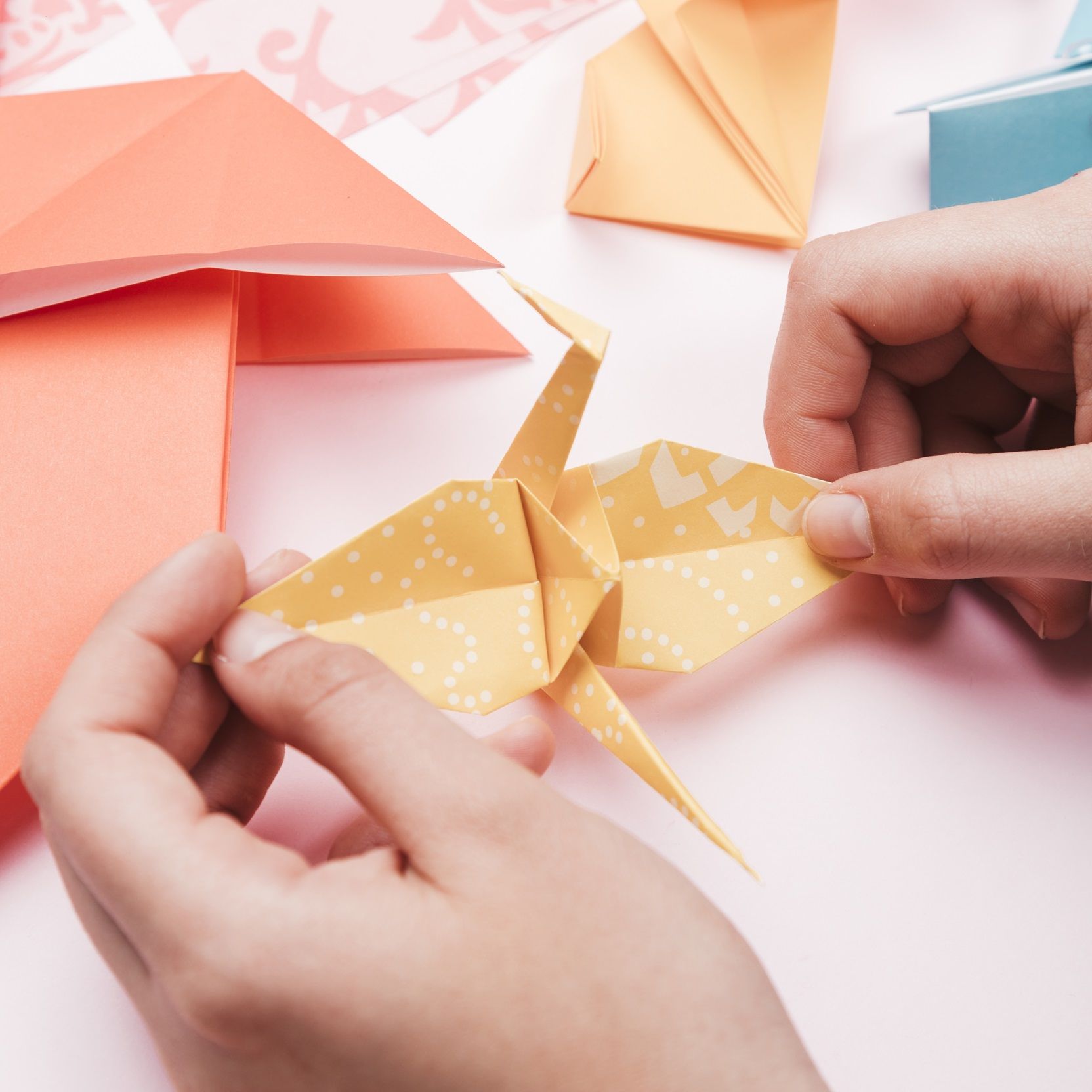 Mains pliant du papier