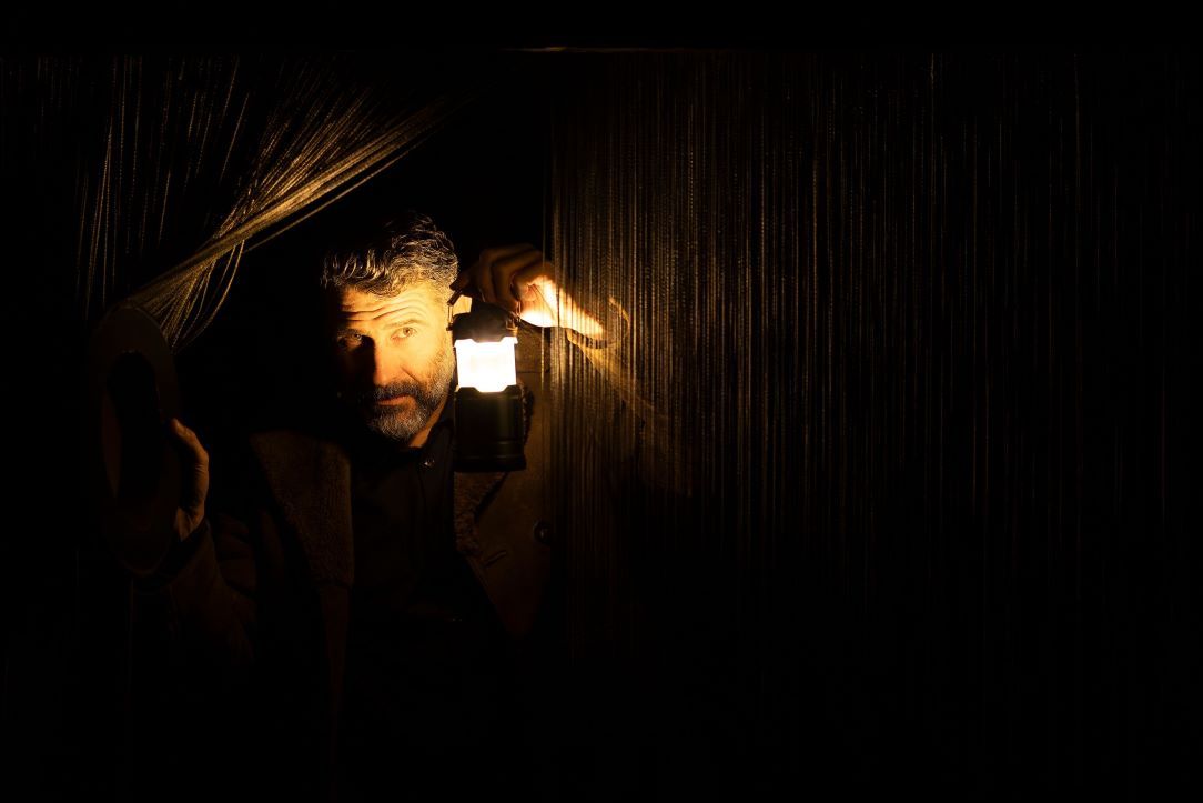 Homme tenant une lanterne 